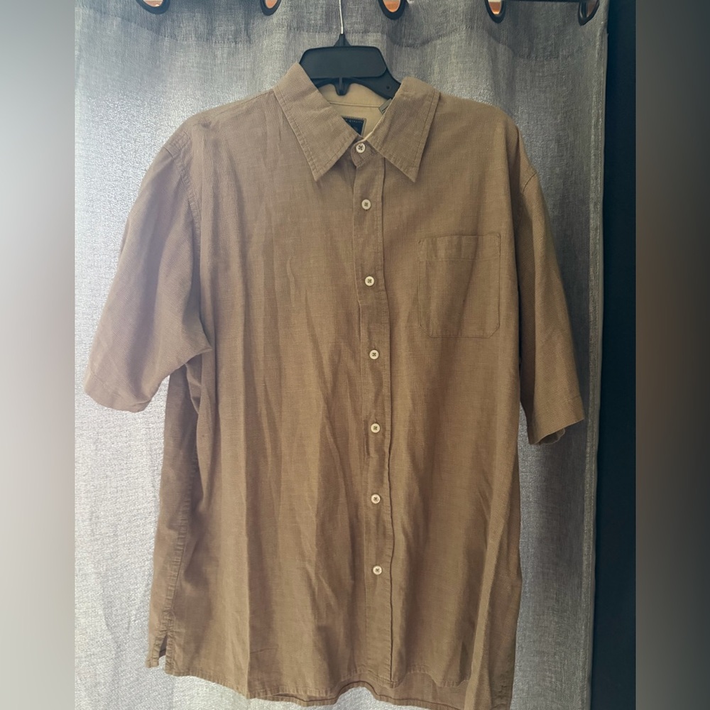 Wrangler Short-Sleeve Button-Up Shirt in Brown